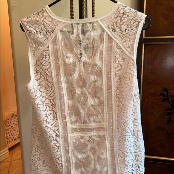BCBG BLOUSE w Beautiful Detail - Picture 11 of 11
